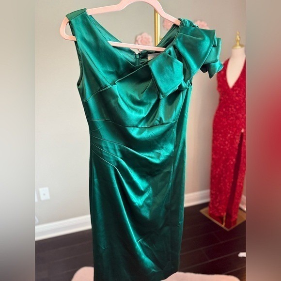 Tahari asymmetrical Elegant Green Satin Dress size 4 sleeveless fitted holiday - Picture 2 of 3